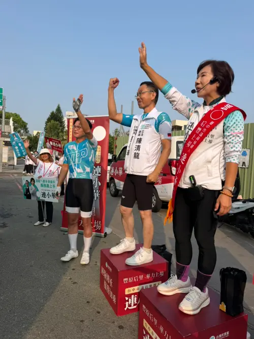 ▲黃國昌今天到豐原，陪同台中市議員參選人連小華站路口拜票。（圖／連小華競總提供，2026.10.15）
