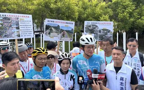 ▲黃國昌今天到后里，陪同台中市議員參選人連小華掃街拜票。（圖／連小華競總提供，2026.10.15）