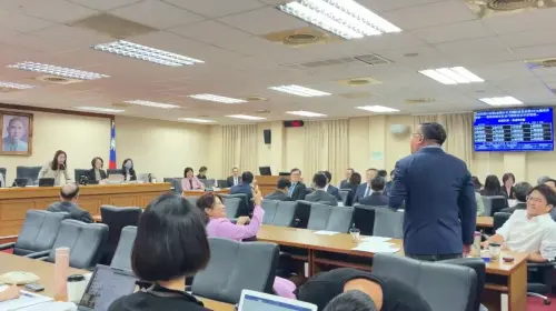 質詢被徐巧芯評論！王義川氣炸嗆「爛召委」　沈伯洋看傻眼笑開了