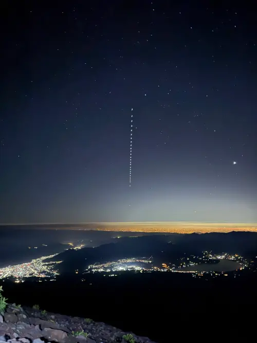 ▲奇萊星空列車奇景引發熱議，有網友分享攀登富士山拍下的同款星鏈照。（圖／翻攝自Threads）