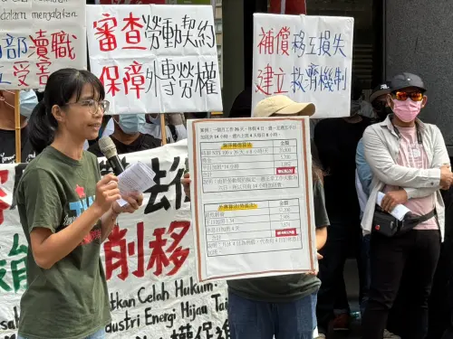 ▲台灣國際勞工協會陳容柔（TIWA）在記者會上試算履約人員薪資，與外專人員薪資差距。（圖／記者陳偉周攝）