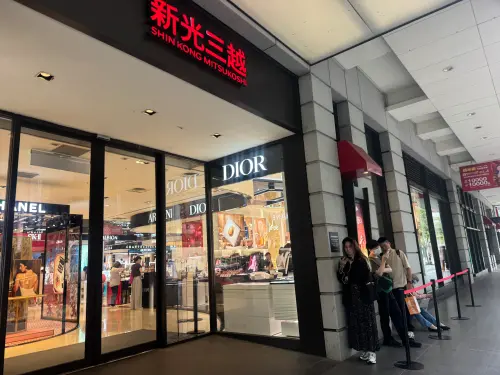 ▲信義計畫區每週都有新話題，消費者排隊已經不一定是為了便宜，而是看中商品的「獨特性」。（圖／記者鍾怡婷攝）