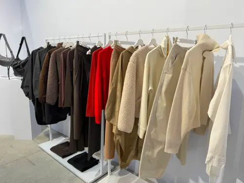 ▲UNIQLO：U秋冬系列新品外套也「降價200元」。（圖／UNIQLO uniqlo.com）