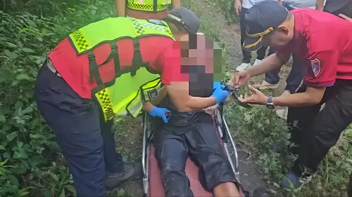 ▲警方與消防搜救人員擴大搜尋範圍，於山坡下尋獲救出失聯的辛姓男子，男子意識清醒手掌有撕裂傷，隨即送醫治療。（圖／記者莊全成翻攝）