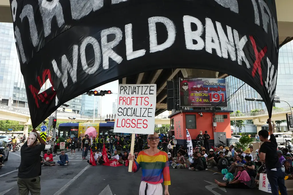 ▲世界銀行（World Bank）與國際貨幣基金組織（IMF）年會於12日至18日在泰國曼谷盛大舉行，由數個民團組成的「反世界銀行與IMF人民網絡」於今（15）日發起遊行抗議。（圖／美聯社／達志影像）