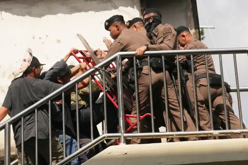 ▲警方與抗議民眾在天橋上爆發肢體衝突。（圖／美聯社／達志影像）