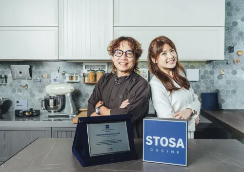 ▲前主播陳海茵與中歆企業陳福臺於 STOSA 廚房空間合影，（圖／業者提供）
