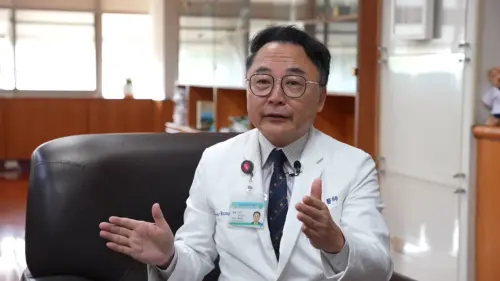 ▲衛福部嘉義朴子醫院院長曹承榮拿出數據，證實高強度復健確能加速患者恢復生活自理能力。（圖／記者王郁勳攝）