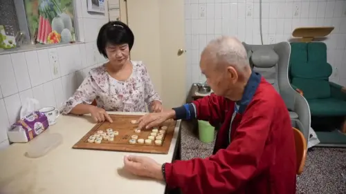 ▲為了讓老父親常動腦，林淑惠常陪他下棋。（圖／記者王郁勳攝）