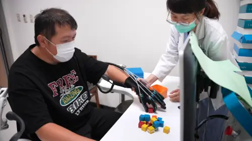 ▲江光耀中風後一度以為自己好不了，妻子帶他去夾娃娃激發鬥志，左手終於有知覺，經醫師評估接受機器手復健。（圖／記者王郁勳攝）