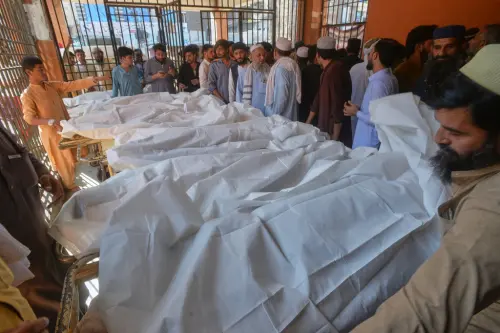 ▲巴基斯坦北部城市白沙瓦（Peshawar）今（15）日上午一所私立學校的兩層樓建築疑似因連夜暴雨導致結構失穩後倒塌，造成至少28名學童與1名教師不幸罹難，另外還有47人受傷。（圖／美聯社／達志影像）