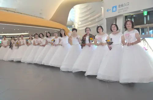 ▲參與白色饗宴公益活動的姊妹們披上婚紗，手捧花束，展現自我魅力及勇氣。(圖／高雄港務分公司提供)