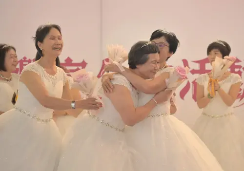 ▲參與白色饗宴公益活動的姊妹們溫暖擁抱，讓生命與幸福閃耀持續傳遞。(圖／高雄港務分公司提供)