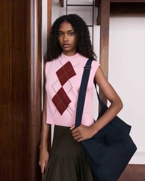 ▲經典菱格紋背心，採用羊毛混紡喀什米爾。（圖／UNIQLO uniqlo.com）