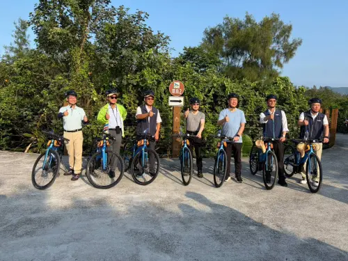 Minister of Transportation and Communications Chen Shih-kai, Executive Yuan adviser Lee Meng-yen, and officials from various MOTC agencies pose for a group photo after a cycling ride. (Ministry of Transportation and Communications)