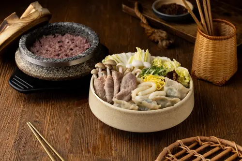 ▲「金絲餃子年糕湯」牛388元／豬378元。（圖／涓豆腐dubuhouse.com.tw）