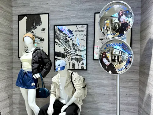 ▲New Balance店內設置Winter反光鏡。（圖／記者蕭涵云攝）
