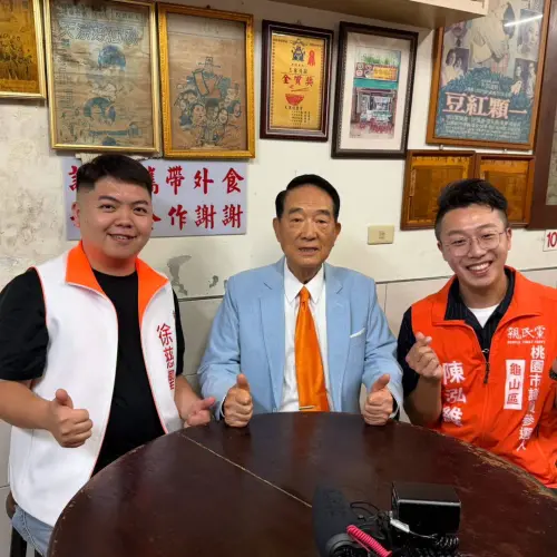 ▲徐慈檉（左）本屆披上親民黨戰袍參選桃園市議員，並與黨主席宋楚瑜（中）合體，踩到紅線遭國民黨開除黨籍。（圖／翻攝自徐慈檉臉書）