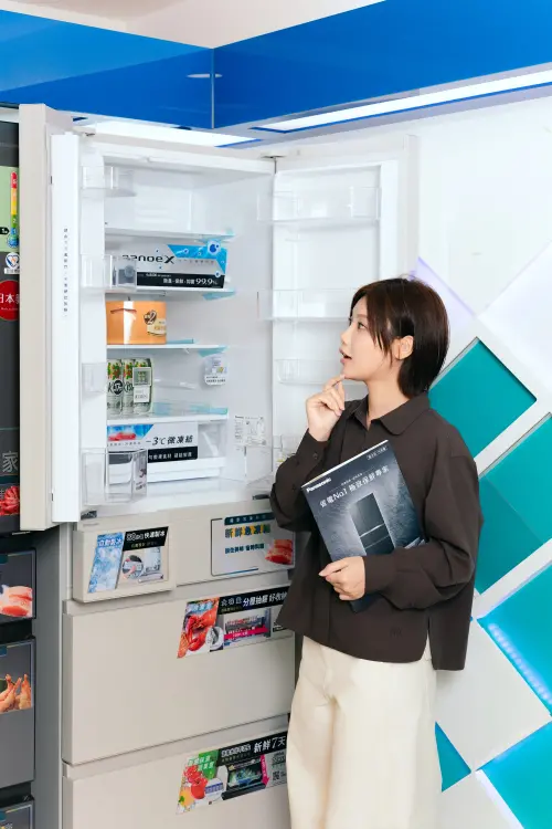 ▲Panasonic 無邊框六門電冰箱具備大容量與智慧保鮮功能，搭配週年慶優惠與節能補助最高可省下5,000元。（圖／新竹大遠百5F | Panasonic）