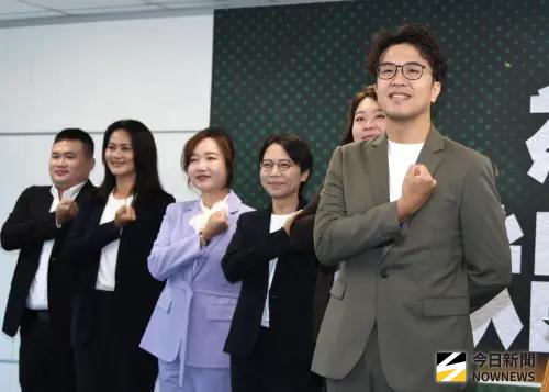 ▲民進黨台北市長參選人沈伯洋與民進黨各鄉鎮市長參選人出席「為家鄉獻出勇氣 Heart for home」地方新世代候選人推薦記者會。（圖／記者朱永強攝）