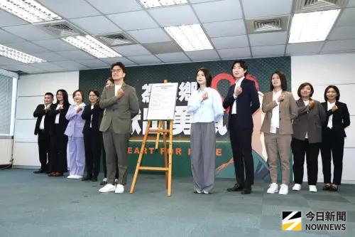 ▲民進黨台北市長參選人沈伯洋與民進黨各鄉鎮市長參選人出席「為家鄉獻出勇氣 Heart for home」地方新世代候選人推薦記者會。（圖／記者朱永強攝）