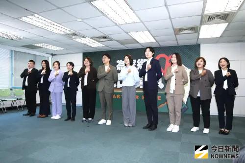 ▲民進黨台北市長參選人沈伯洋與民進黨各鄉鎮市長參選人出席「為家鄉獻出勇氣 Heart for home」地方新世代候選人推薦記者會。（圖／記者朱永強攝）