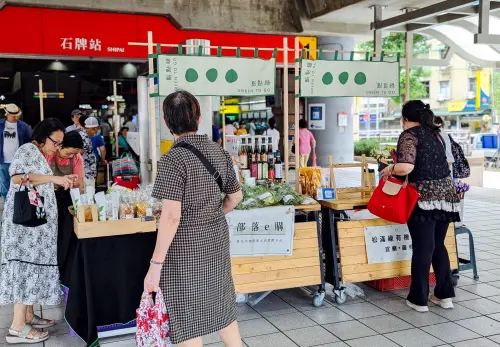 世界糧食日來捷運站買菜 陳右欣：台肥種下公益種子