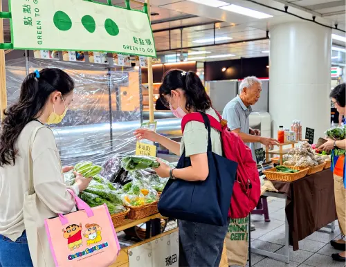 ▲公益餐車已從最初的雙連站，拓展到石牌、士林、北投等站。（圖／台肥提供）