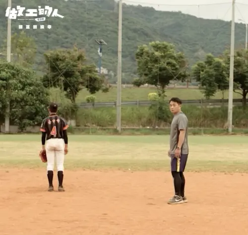 ▲彭政閔曾跨界拍電影《做工的人》，當時字幕還打上「永遠的23」讓不少劇迷、球迷又驚又喜。（圖／facebook@做工的人 Workers）