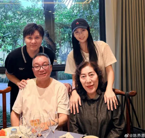 ▲陳喬恩（上右）與朱禎（上左）一起陪喬任梁的爸媽吃飯。（圖／翻攝自微博＠陳喬恩）