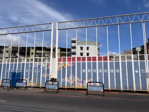 ▲座落南雅東路的千坪指標案「新潤世界城」，與遠雄合雅隔街對決，實登最高達83.69萬元。（圖／記者徐銘穗攝,2026.10.16）