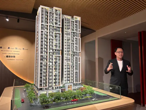 ▲「遠雄合雅」規劃千坪四季合院，建築外觀主打質感設計，精準鎖定追求生活品質的在地換屋族群。（圖／記者徐銘穗攝,2026.10.16）