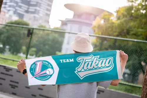 ▲象徵「關鍵第四棒」精神的「TEAM TAKAO細絨毛巾」，將於10月17日競選總部成立大會首發登場。（圖／翻攝畫面）