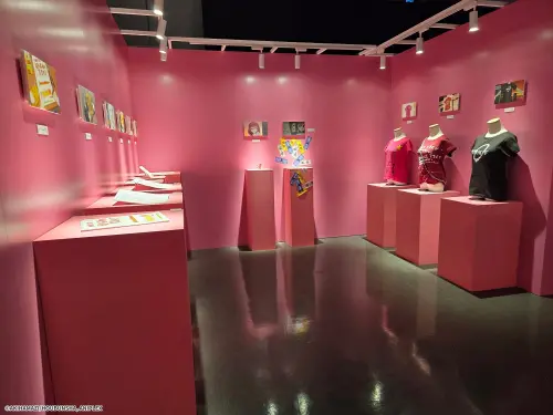 ▲《孤獨搖滾！》動畫展設有角色服裝、設定資料與動畫相關道具展示區。（圖／曼迪傳播提供）