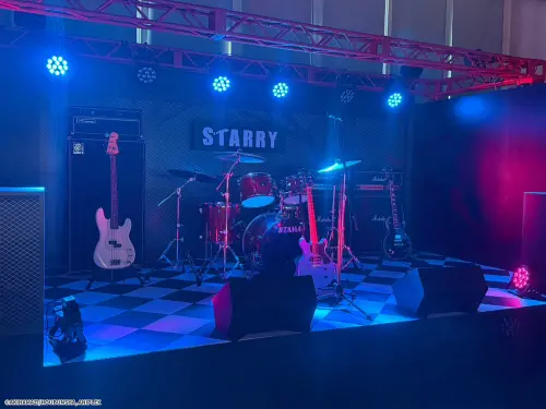 ▲展覽重現動畫中的「STARRY」展演廳，舞台、樂器與燈光配置都充滿作品氛圍。（圖／曼迪傳播提供）