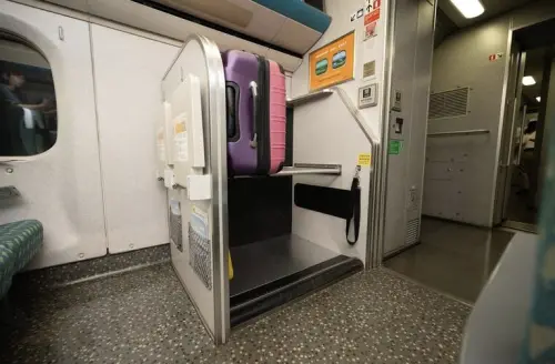 ▲高鐵700T車型仍然持續優化車廂設施，近日最新是設置雙層行李架的設計，讓上方空間終於不會再被浪費。（圖/台灣高鐵提供）