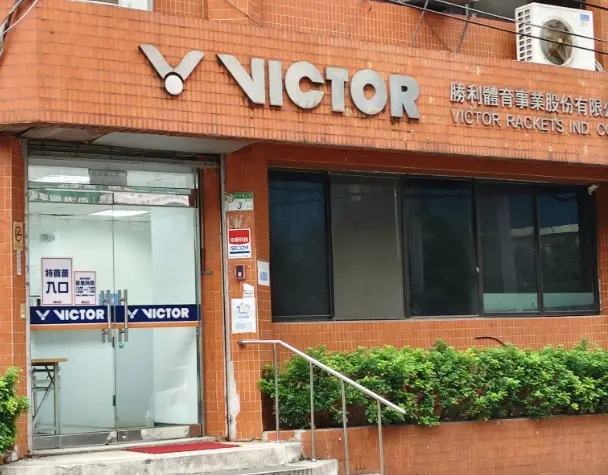 ▲最近勝利體育舉辦特賣會，活動兩天現場都擠滿人潮，不少民眾早上7點就到現場去排隊，收穫滿滿的戰利品，不僅球鞋一雙500元、衣服150元，高階球拍也不用1000元。（圖/Threads）