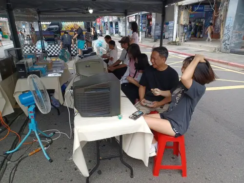 ▲台北八德路古老電玩免費體驗活動連續舉辦3年，過往活動吸引不少玩家坐在傳統映像管電視前，拿起控制器重溫童年回憶。（圖／李瑞生提供）