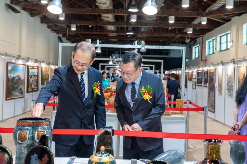 ▲矯正署署長林憲銘（左）和台中監獄典獄長楊方彥參觀作品。（圖／主辦單位提供）