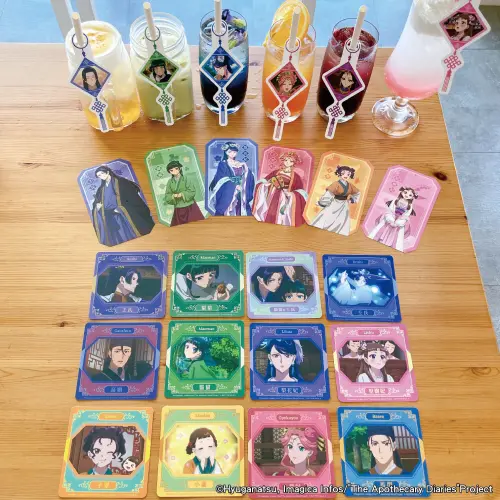 ▲結合角色印象的飲品，以及杯墊。（圖／FANFANS CAFÉ提供）