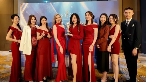 ▲康博集團暨美加醫美診所執行長簡佩瑜（左四）率領團隊合影。（圖／翻攝畫面）