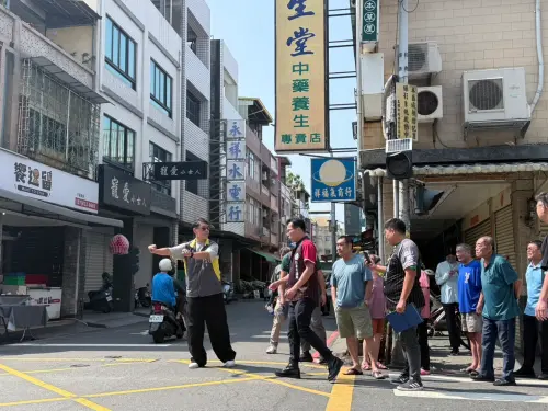 ▲高雄市議員林智鴻今（16）偕同天興里長郭秉鑫，以及逾20位在地民眾會勘車禍現場。（圖／高市議員林智鴻提供）
