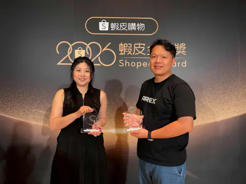 ▲九圓科技執行長歐佩雲（左）獲無包裝永續實踐獎，AREXSPORT總經理吳尚蘴（右）獲台灣在地品牌力獎。