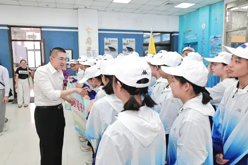 謝國樑授旗給基隆市全民運代表隊 勉勵選手全力以赴、為基隆爭光