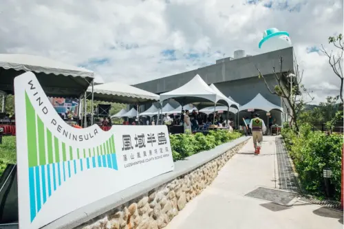 ▲除了舞台上的音樂饗宴，現場更集結充滿半島特色的「風域福利社」市集！（圖／屏縣政府提供）