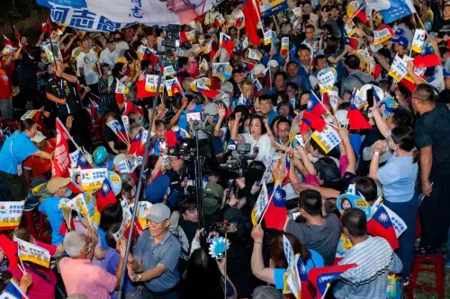 ▲ 今天的造勢晚會，柯志恩與地方議員及議員候選人共同大進場，短短約250公尺的路線，柯志恩在支持者熱情簇擁下，足足走了近20分鐘才抵達舞台。（圖／翻攝畫面）