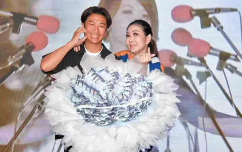▲張秀卿（右）7天前還與王國贊（左）在慶功宴上放閃，怎料如今宣布離婚。（圖／名人演藝事業提供）