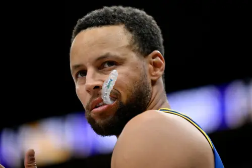 ▲勇士柯瑞（Stephen Curry）新賽季持續扛起球隊進攻核心，10月22日率隊作客湖人，將與唐西奇（Luka Doncic）正面對決。（圖／美聯社／達志影像）