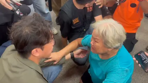 突遇阿婆下跪哭喊陳情　沈伯洋揭原因當場允諾：沒問題這個我來