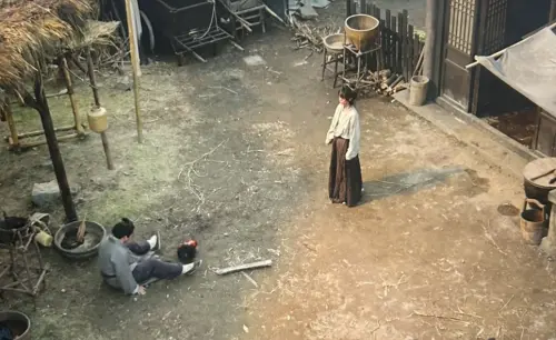 ▲阿丑把凌辱她的男子頭顱砍下來。（圖／翻攝自Netflix）